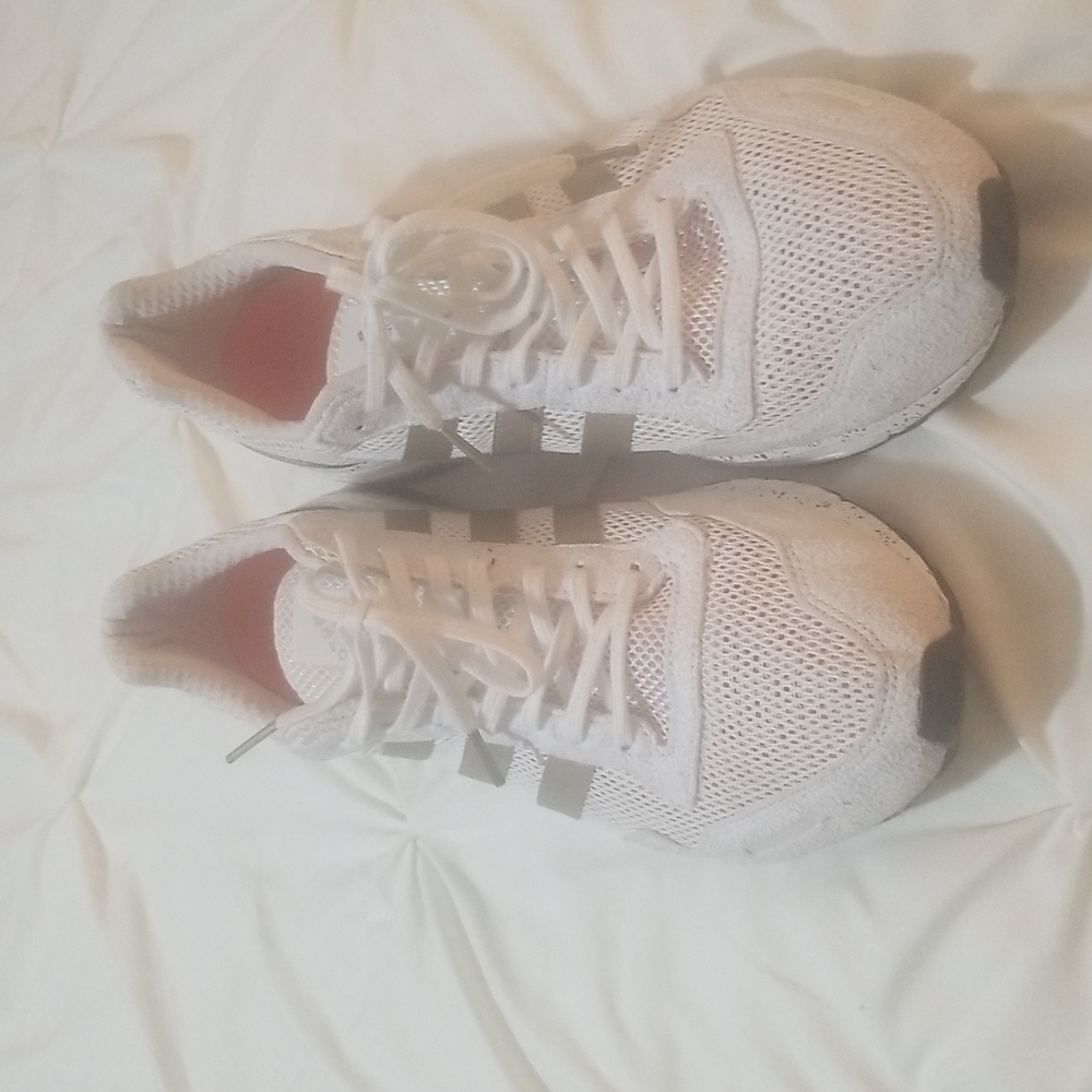 Women's tennis shoes